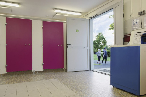 Sanitaires et laverie modernes à Onlycamp Camping La Gâtine, Centre-Val de Loire, France.