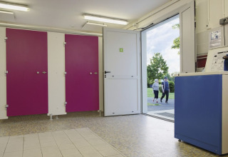 Sanitaires et laverie modernes à Onlycamp Camping La Gâtine, Centre-Val de Loire, France.