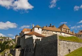 Foto de una fortaleza histórica con tejados rojos y muros de piedra en Onlycamp Camping de Besançon, Bourgogne-Franche-Comté, Francia.