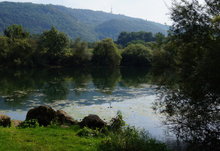 Landschaft mit See und bewaldeten Hügeln nahe Chalezeule, Bourgogne-Franche-Comté, Frankreich.
