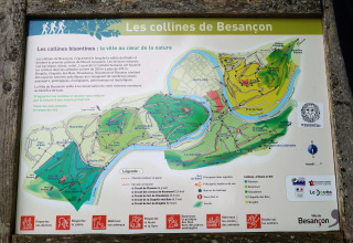 Informationskarte der Hügel von Besançon mit Wanderwegen, Sehenswürdigkeiten und Besucherhinweisen.