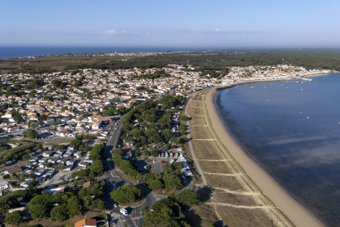 Luchtfoto van Flower Camping Le Platin - La Redoute vakantiepark aan zee in Île de France, Frankrijk.
