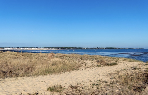 Blick auf Sanddünen und Meer bei Flower Camping Le Platin - La Redoute auf der Île de France, Frankreich.