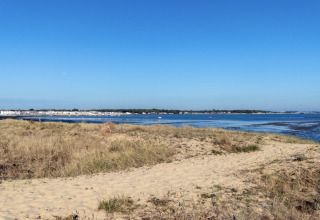 Udsigt over sandklitter og havet ved Flower Camping Le Platin - La Redoute på Île de France, Frankrig.