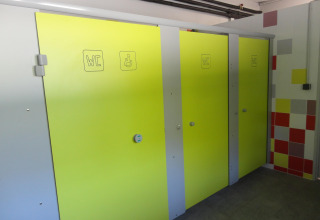 Felgele toilethokjes op Onlycamp Camping de Besançon, een vakantiepark in Bourgogne-Franche-Comté, Frankrijk.