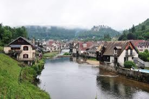 Vista del río y casas pintorescas en las cercanías de Chalezeule, Bourgogne-Franche-Comté, Francia.