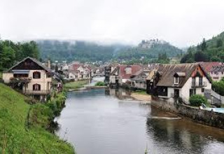 Vista del río y casas pintorescas en las cercanías de Chalezeule, Bourgogne-Franche-Comté, Francia.
