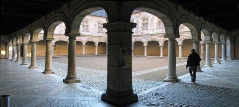 Pasillo de arcos y patio central en Onlycamp Camping de Besançon, un parque vacacional en Borgoña-Franco Condado, Francia.