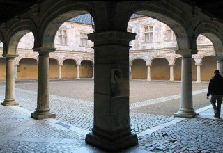 Gewölbegänge und Innenhof im Onlycamp Camping de Besançon, Ferienpark in Bourgogne-Franche-Comté, Frankreich.