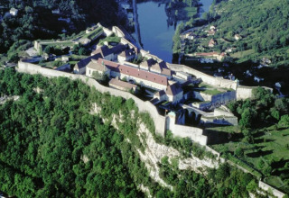 Luftaufnahme einer historischen Festung auf einem Hügel bei Chalezeule, Bourgogne-Franche-Comté, Frankreich.