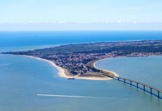Luftfoto af Rivedoux-Plage på øen Île de Ré, Frankrig, med broen der forbinder øen til fastlandet.