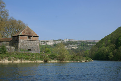 Fluss, bewaldete Hügel und historische Festung bei Onlycamp Camping de Besançon, Bourgogne-Franche-Comté.