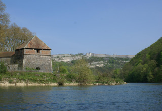 Fluss, bewaldete Hügel und historische Festung bei Onlycamp Camping de Besançon, Bourgogne-Franche-Comté.