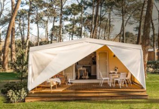Tente safari Coco Sweet Comfort au Flower Camping Le Platin - La Redoute en France avec terrasse équipée.