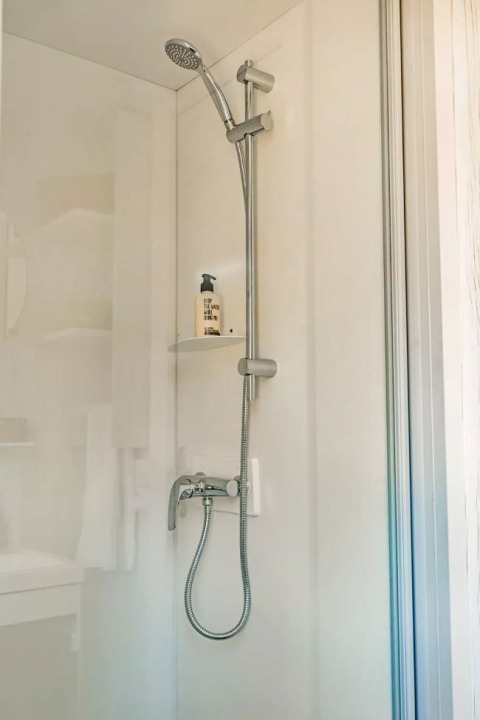 Douche moderne dans la tente safari Coco Sweet Comfort au Flower Camping Le Platin - La Redoute en France.