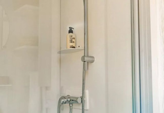 Douche moderne dans la tente safari Coco Sweet Comfort au Flower Camping Le Platin - La Redoute en France.