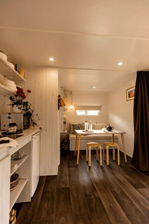 Intérieur de la tente safari Coco Sweet Comfort au Flower Camping Le Platin - La Redoute en France.