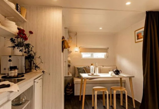 Intérieur de la tente safari Coco Sweet Comfort au Flower Camping Le Platin - La Redoute en France.