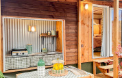 Zona pranzo all'aperto in legno presso Karlotte Zeezicht Premium, Flower Camping Le Platin - La Redoute, Francia.