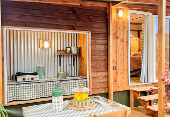 Comedor exterior de madera en Karlotte Zeezicht Premium, Flower Camping Le Platin - La Redoute, Francia.