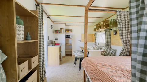 Interior of the Karlotte Zeezicht Premium lodge at Flower Camping Le Platin - La Redoute in France, cozy decor.