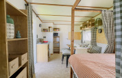 Interni del lodge Karlotte Zeezicht Premium al Flower Camping Le Platin - La Redoute in Francia, atmosfera accogliente.