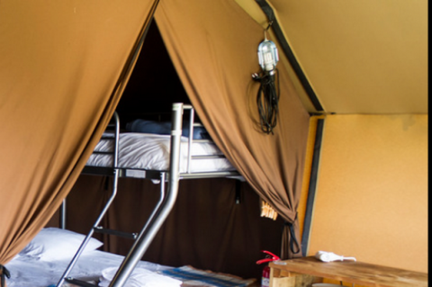 Innenansicht des Ponza Safari-Zeltes mit Etagenbett bei Onlycamp Camping Les Tuillères in Frankreich.