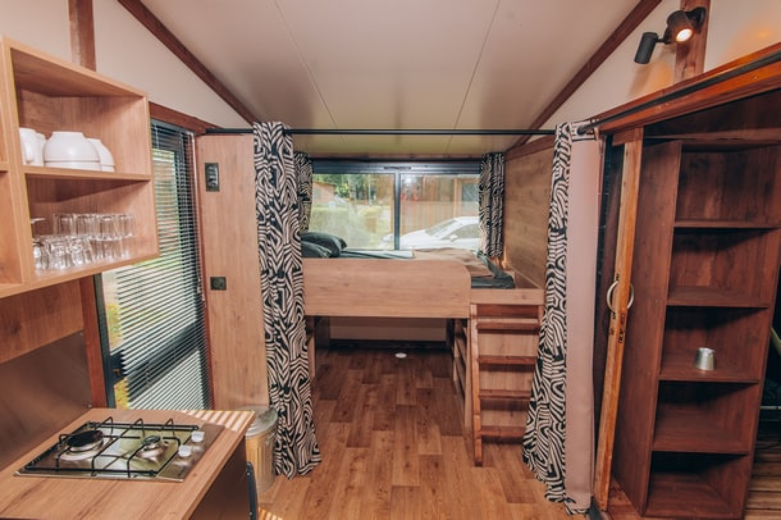 Interieur van de Galli Tiny-house safaritent bij Onlycamp Camping Les Tuillères in Frankrijk met houten details.