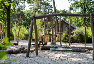 Udendørs legeplads med trægynger og rutsjebane ved ferieparken Latour i Noord-Brabant, Holland.