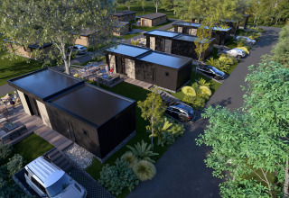 Vue aérienne de lodges modernes avec terrasses et voitures au Valkhof met Hottub, Veluwe park de Bosgraaf, Pays-Bas.