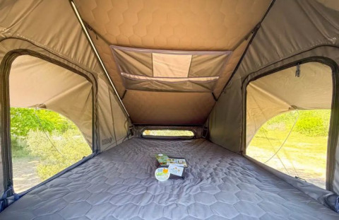Indvendigt glimt af et komfortabelt glamping tagtelt på Dachzelt Dorf Sandstedt i Nedersaksen, Tyskland.