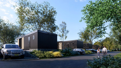 Lodges modernes et voitures garées au Valkhof met Hottub, Veluwe park de Bosgraaf, Pays-Bas, arbres autour.