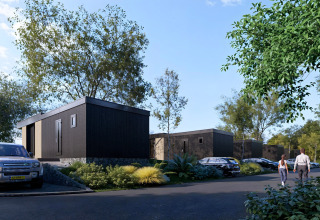 Lodge moderni e auto parcheggiate al Valkhof met Hottub, Veluwe park de Bosgraaf nei Paesi Bassi, alberi.
