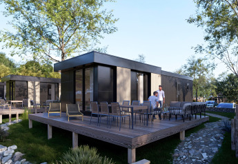 Udendørs terrasse ved en moderne lodge, Valkhof met Hottub, Veluwe park de Bosgraaf, Holland, med afslappede gæster.