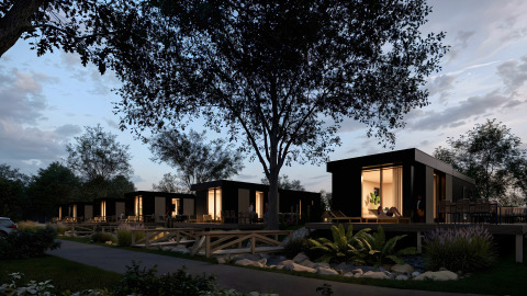Avondbeeld van lodges bij Valkhof met Hottub, Veluwe park de Bosgraaf in Nederland, mooi verlicht binnen.