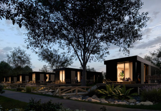 Photo du soir de lodges modernes au Valkhof met Hottub, Veluwe park de Bosgraaf, Pays-Bas, éclairés chaleureusement.