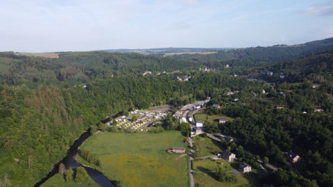 Luchtfoto van Eco Lodge «MOBLINA» bij Camping Floreal La Roche-en-Ardenne in België, omringd door natuur.
