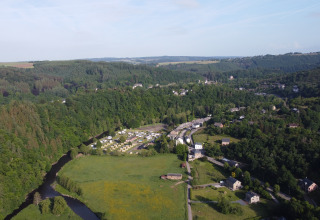 Luchtfoto van Eco Lodge «MOBLINA» bij Camping Floreal La Roche-en-Ardenne in België, omringd door natuur.