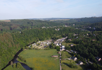 Vista aerea dell’Eco Lodge «MOBLINA» al campeggio Floreal La Roche-en-Ardenne in Belgio, immerso nel verde.