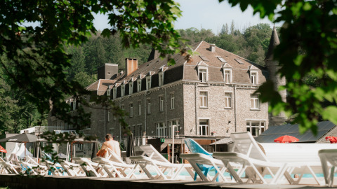 Eco Lodge «MOBLINA» aan de Floreal La Roche-en-Ardenne camping, met zwembad en bomen, in België.