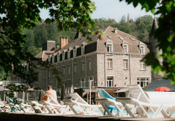 Eco Lodge «MOBLINA» nel campeggio Floreal La Roche-en-Ardenne in Belgio, accanto a piscina e alberi.