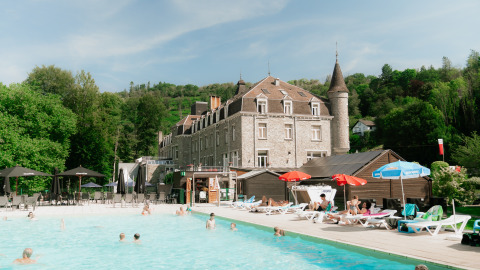 Buitenzwembad aan de Eco Lodge «MOBLINA» op camping Floreal La Roche-en-Ardenne, België, mensen relaxen.