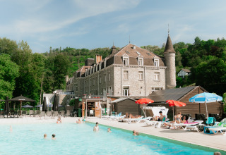 Buitenzwembad aan de Eco Lodge «MOBLINA» op camping Floreal La Roche-en-Ardenne, België, mensen relaxen.