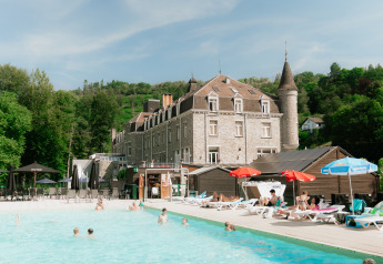 Buitenzwembad bij Eco Lodge «MOBLINA» op camping Floreal La Roche-en-Ardenne in België, mensen ontspannen.