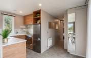 Cucina moderna e corridoio al Vakantiehuis Deluxe chalet presso Camping Papillon in Belgio, stile luminoso.