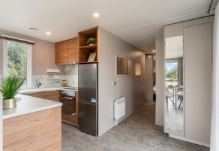 Cucina moderna e corridoio al Vakantiehuis Deluxe chalet presso Camping Papillon in Belgio, stile luminoso.