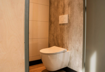 Toilettes murales modernes dans une petite salle de bain au Tiny house du Holiday park Eigen Wijze, Pays-Bas.