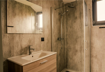 Salle de bain moderne avec douche et lavabo dans une tiny house au Holiday park Eigen Wijze, Pays-Bas.