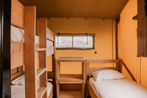 Interno di una tenda glamping con letto a castello e letto singolo all'Holiday park Eigen Wijze, Paesi Bassi.