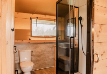 Badkamer in een glamping tent met douche en toilet bij Holiday park Eigen Wijze in Nederland.
